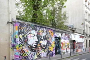 antigua casa de serge gainsbourg en paris con la fachada llena de graffittis