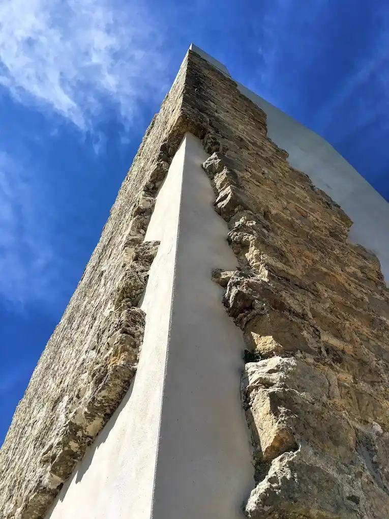 contraste entre las ruinas medievales y la restauracion moderna del castillo de matrera