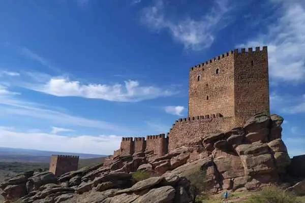 castillo de zafra que sale en juego de tronos como torre de la alegria