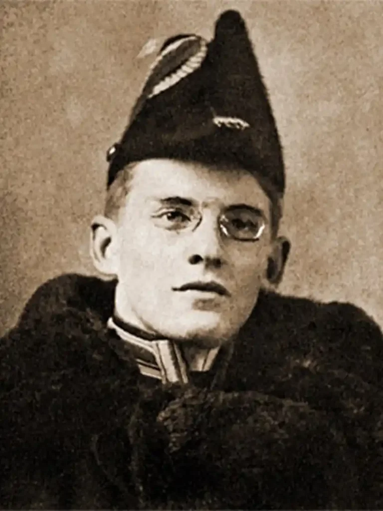 Un estudiante con uniforma y sombrero de Chizhik-Pyzhik