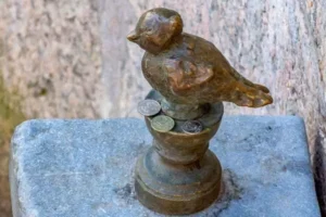 estatua mas pequeño de san petersburgo llamado chizhik-pyzhik