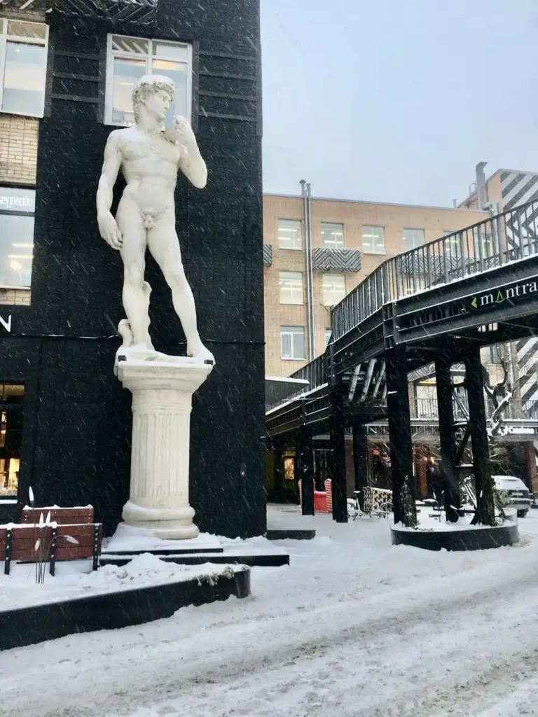 el david de miguel angel bajo nieve en el duro invierno moscovita