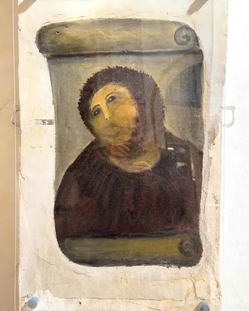 el ecce homo restaurado detras de un cristal protector