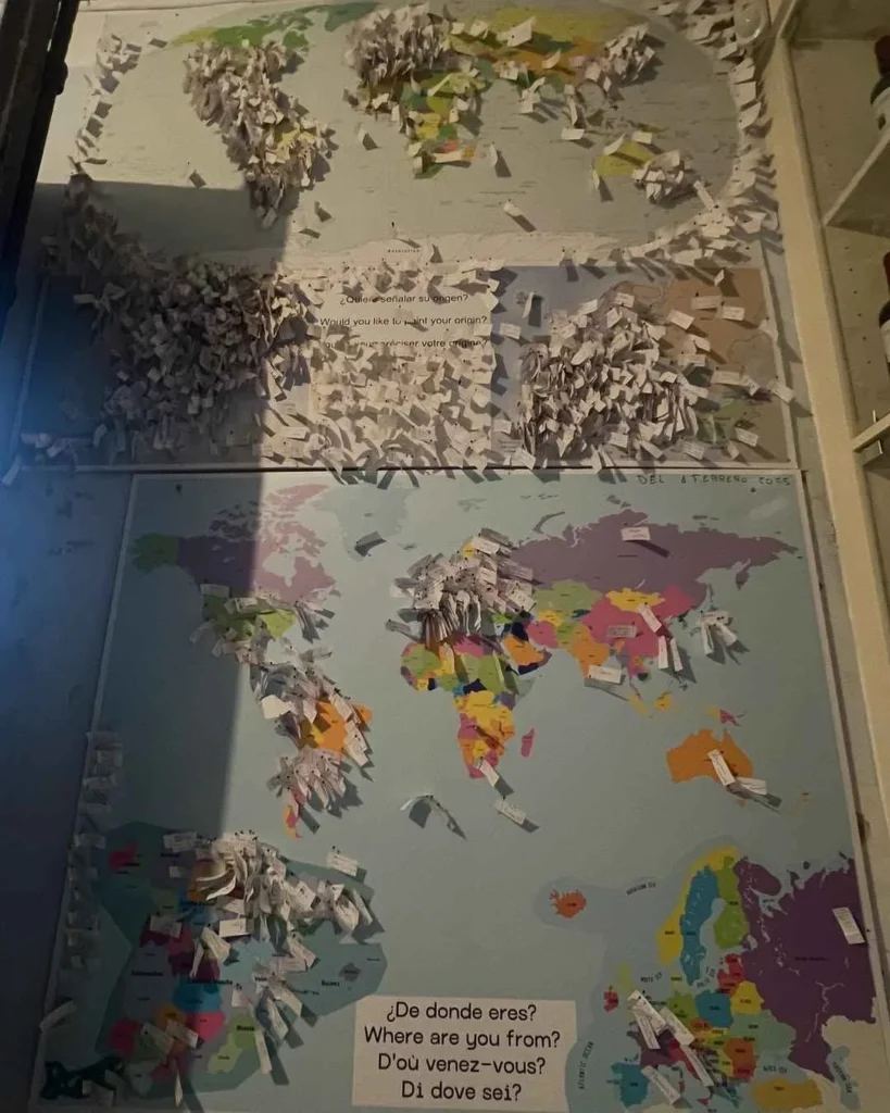 mapa en la iglesia que muestra de que pais son los visitantes del ecce homo