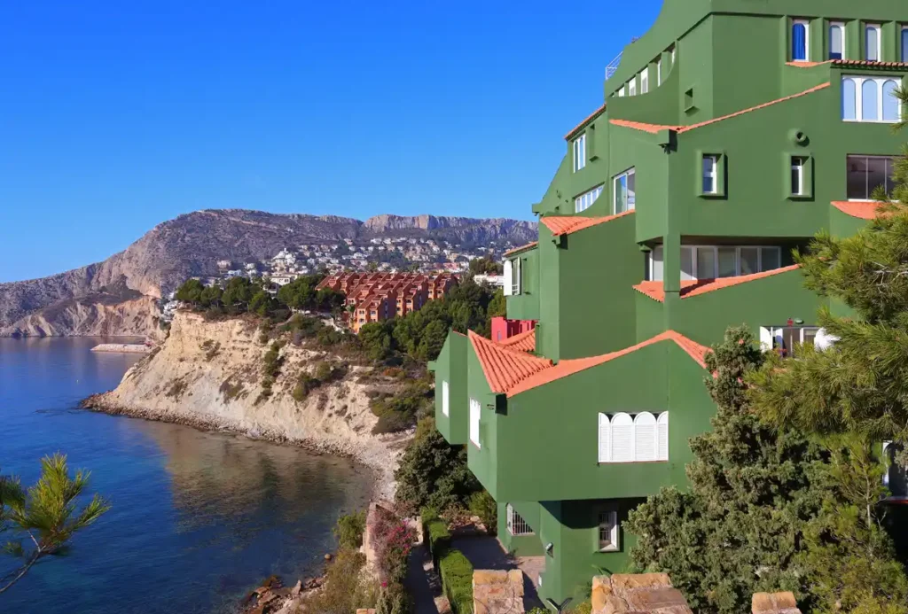 edificio xanadú con el edifio muralla roja de fondo en calpe alicante