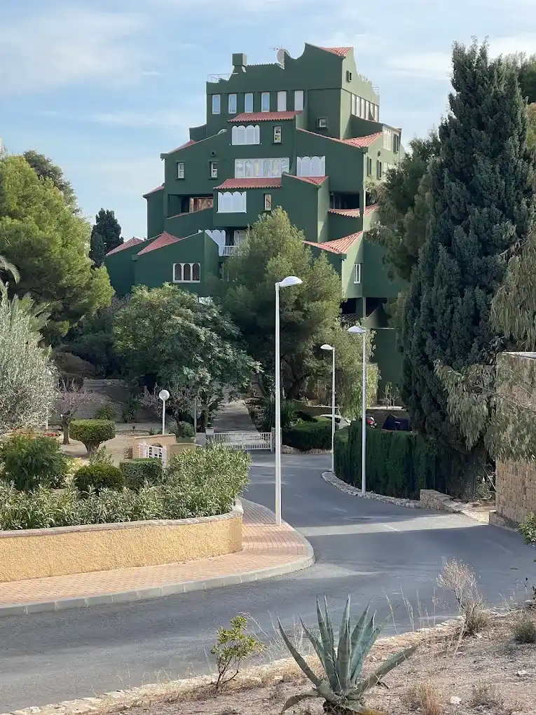 vista desde la carretera del edificio xanadú