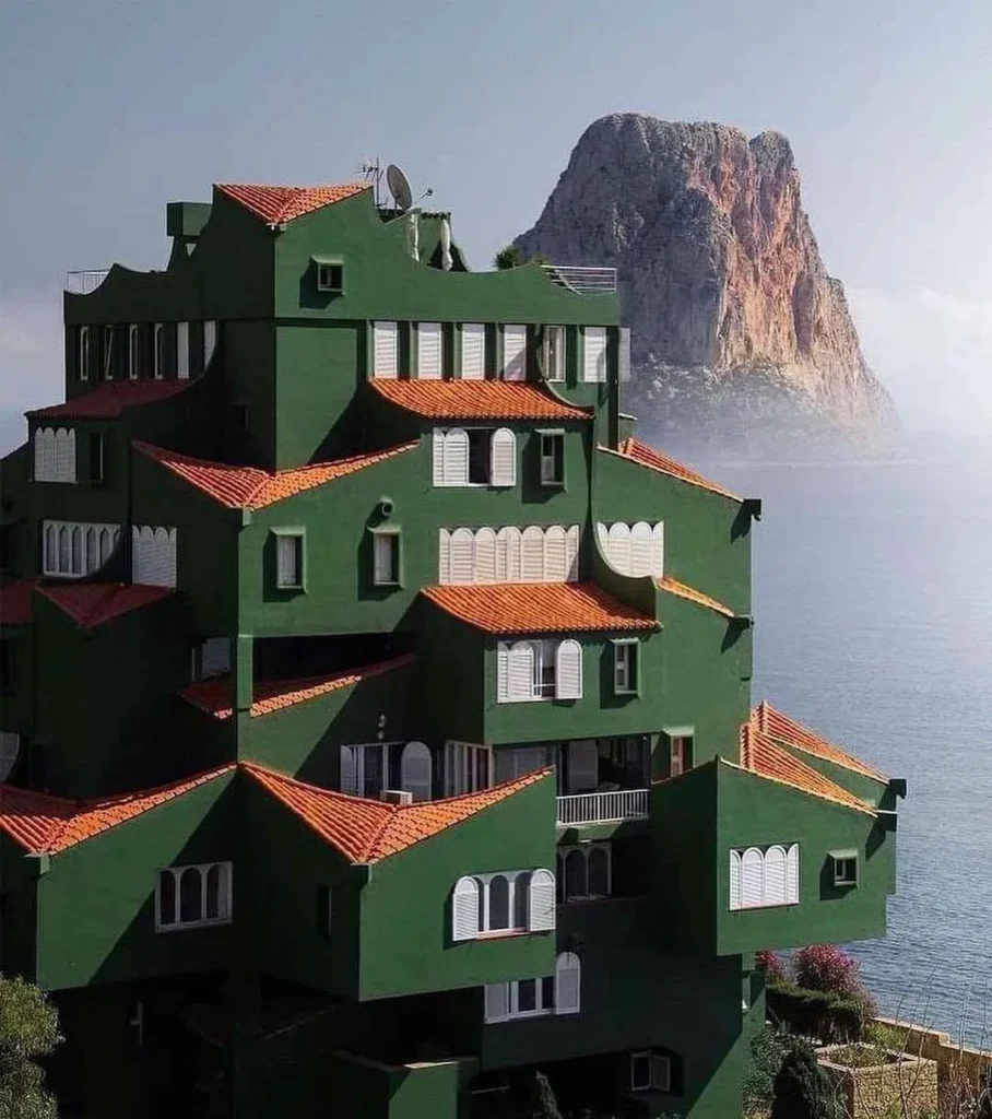 edificio xanadú con el peñon de ifach de fondo