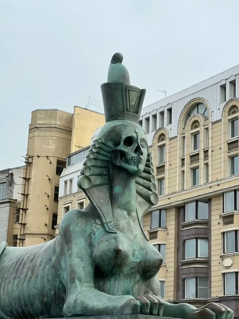 mitad calavera mitad mujer esfinge en san petersburgo