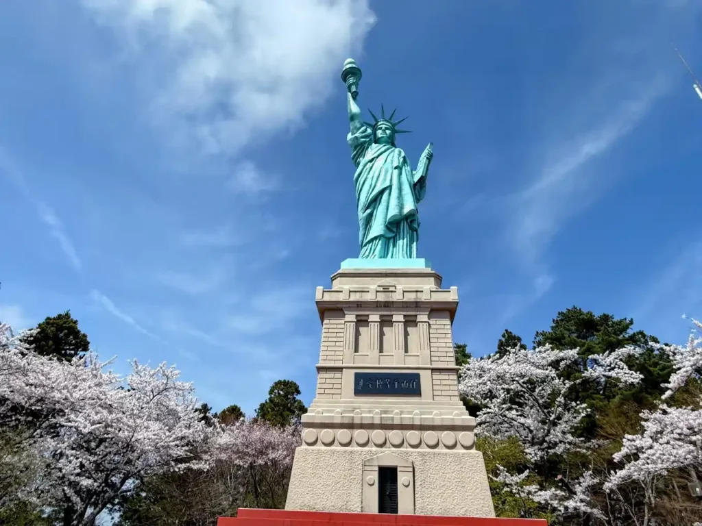 Estatua de la Libertad de 20,8 metros en el Parque Icho, Oirase.