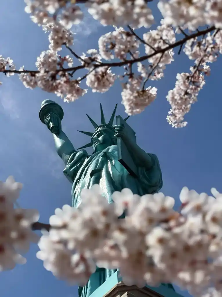 Réplica de la estatua de la Libertad en el entorno natural de Aomori.