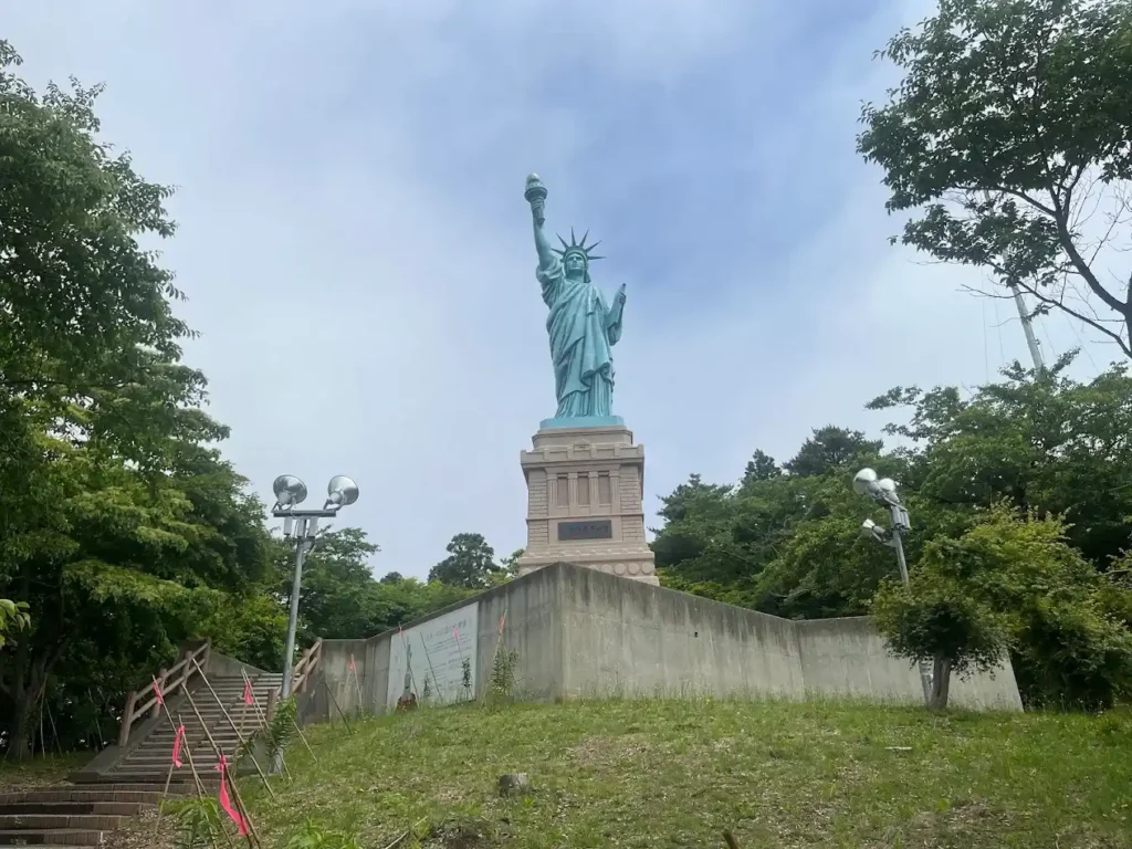 Estatua de la Libertad en el Parque Icho de Oirase