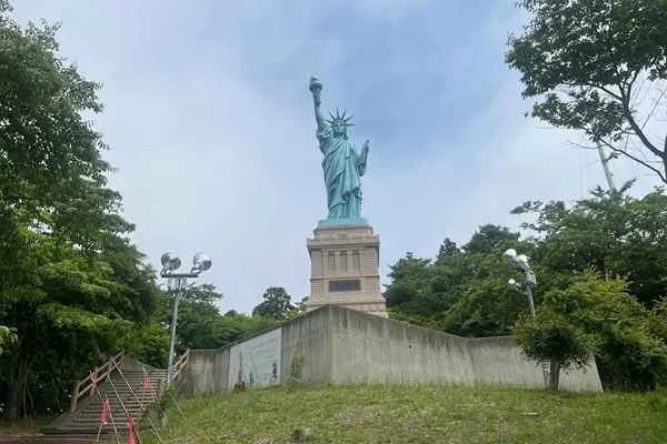 Réplica gigante Estatua de la Libertad en Aomori, la más grande de Japón