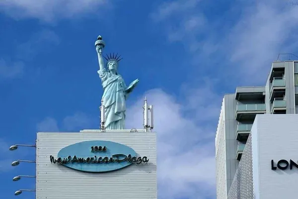 ESTATUA DE LA LIBERTAD EN EL BARRIO AMERICANO DE OSAKA