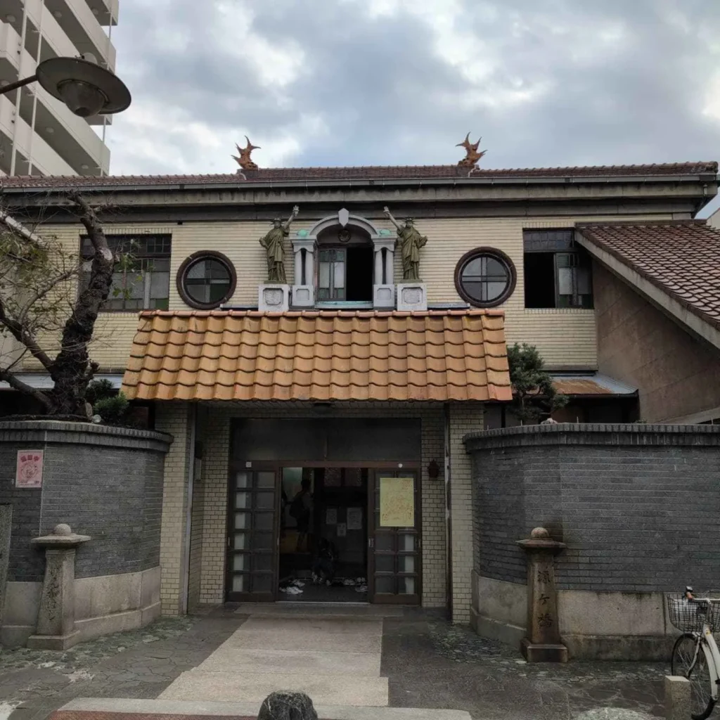 Sobre un antiguo sentō, las estatua de la Libertad más veteranas de Osaka