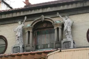 las estatua de la libertad mas antigua de japon que aun se conservan estan en osaka