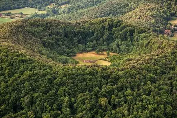 Iglesia de Santa Margarida de la Cot dentro de un volcan extinto en catalunya