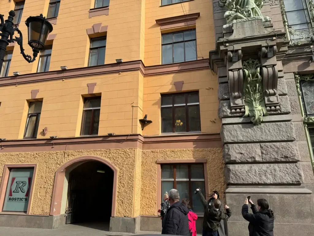 el gato eliseo mirando fijamente a los turistas