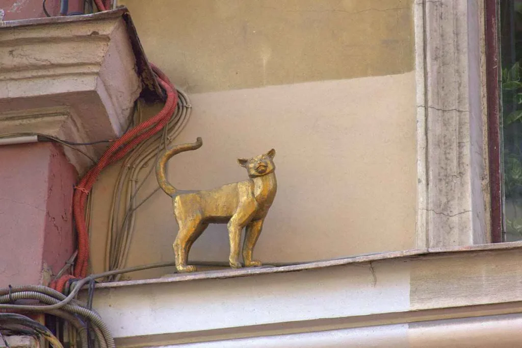 estatua de una gatita dorada llamada Vasilisa en san petersburgo