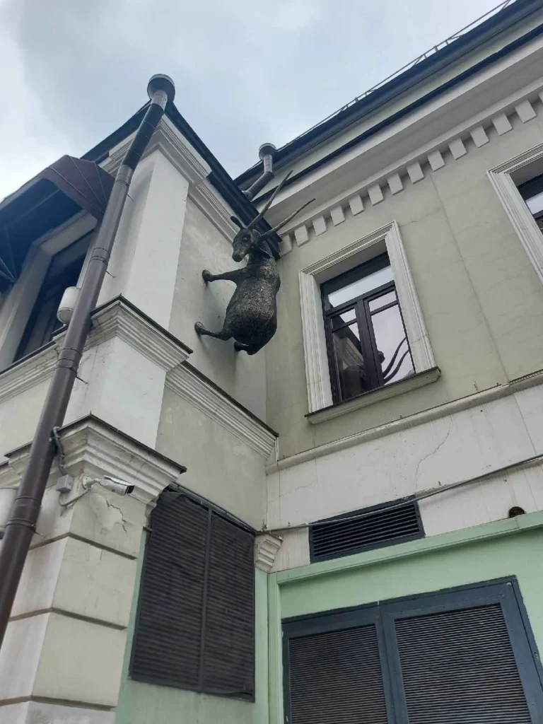 una cabra trepando por la pared