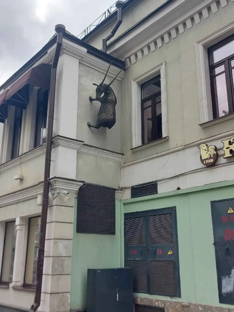 estatua de cabra trepando por la pared en moscu