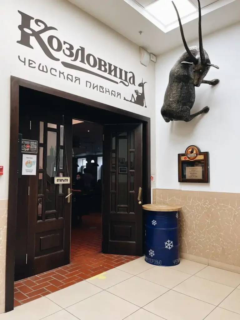 entrada al restaurante kozlovitsa en moscu con una estatua de una cabra