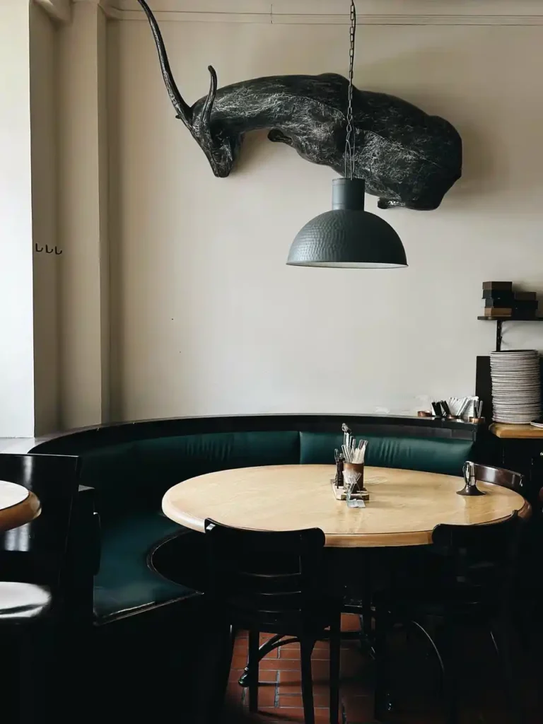 decoracion de estatua de cabra en restaurante en moscu
