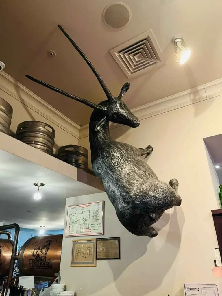 decoracion interior de restaurante con cabras en moscu