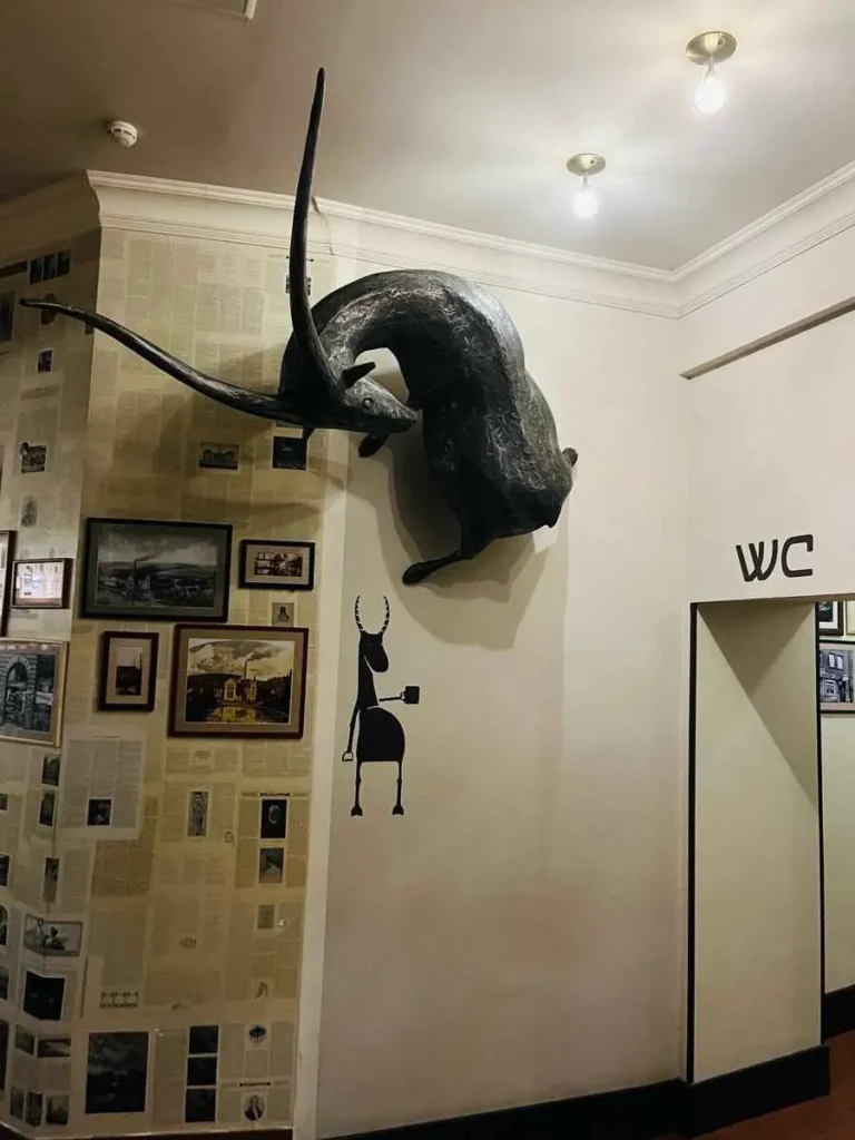 estatua de cabra en la puerta de un baño en moscu