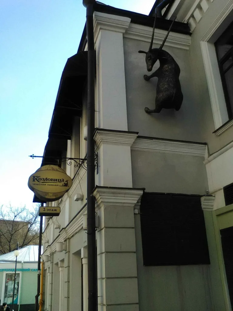 estatua de cabra como estrategia de marketing