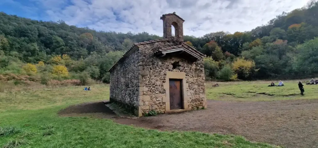 ermita de Santa margarida dentro de un volcan
