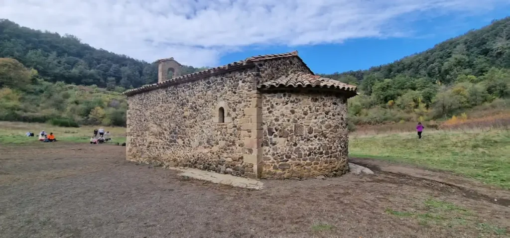 parte trasera de la ermita de santa margarida del cot