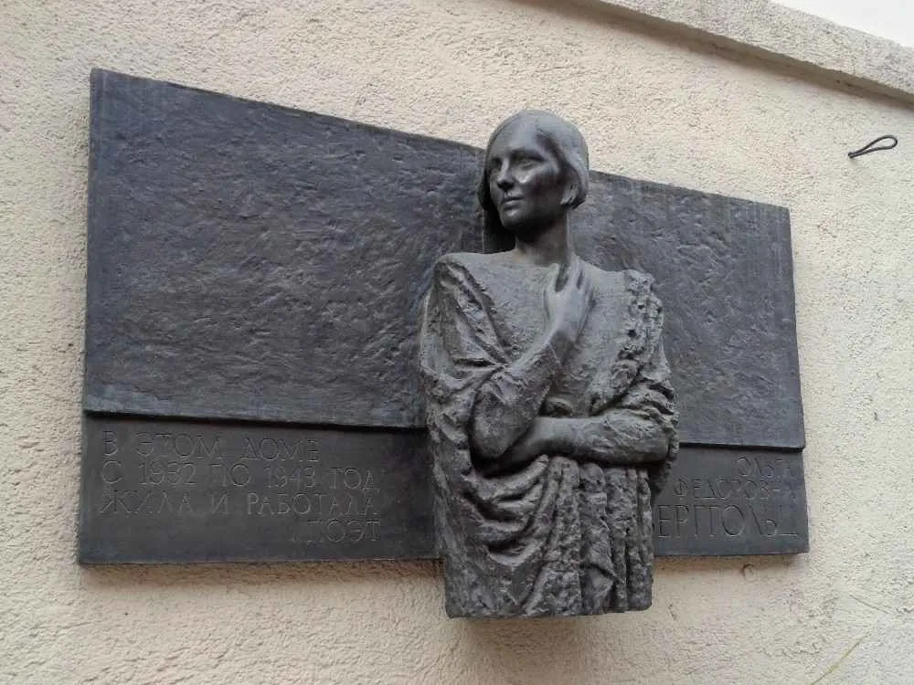 Poeta Olga Bergholz en la casa de la lagrima del socialismo