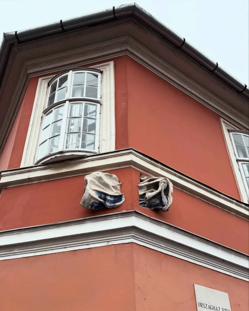 estatua de la monja voladora en budapest