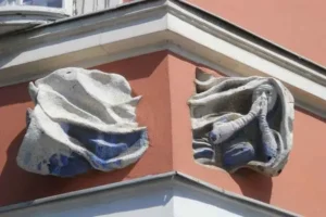 extraña escultura cerca del castillo de buda llamada la monja voladora