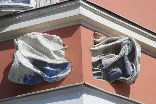 extraña escultura cerca del castillo de buda llamada la monja voladora