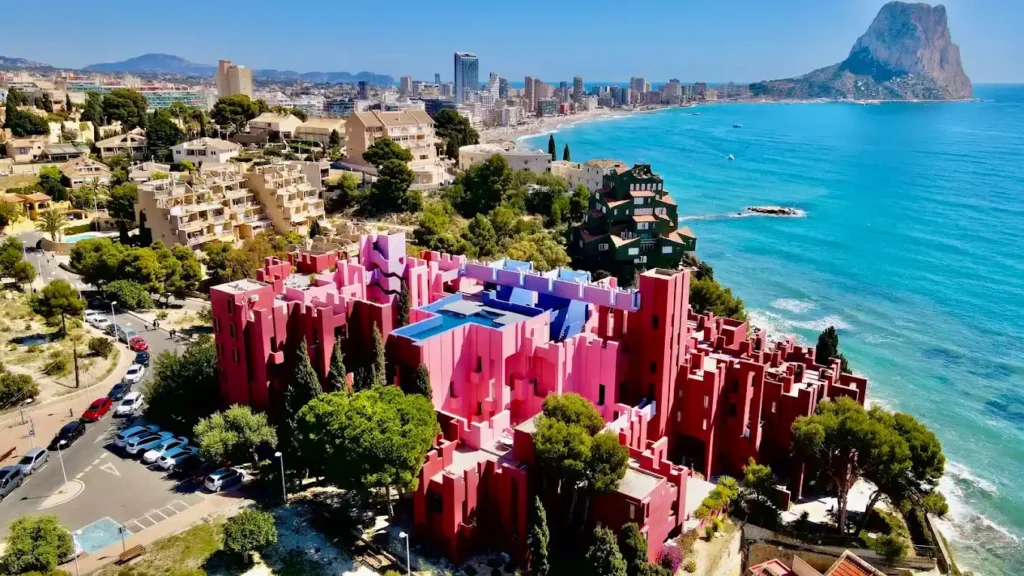 la muralla roja junto al mar