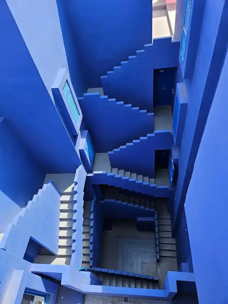 interior azul de la muralla roja