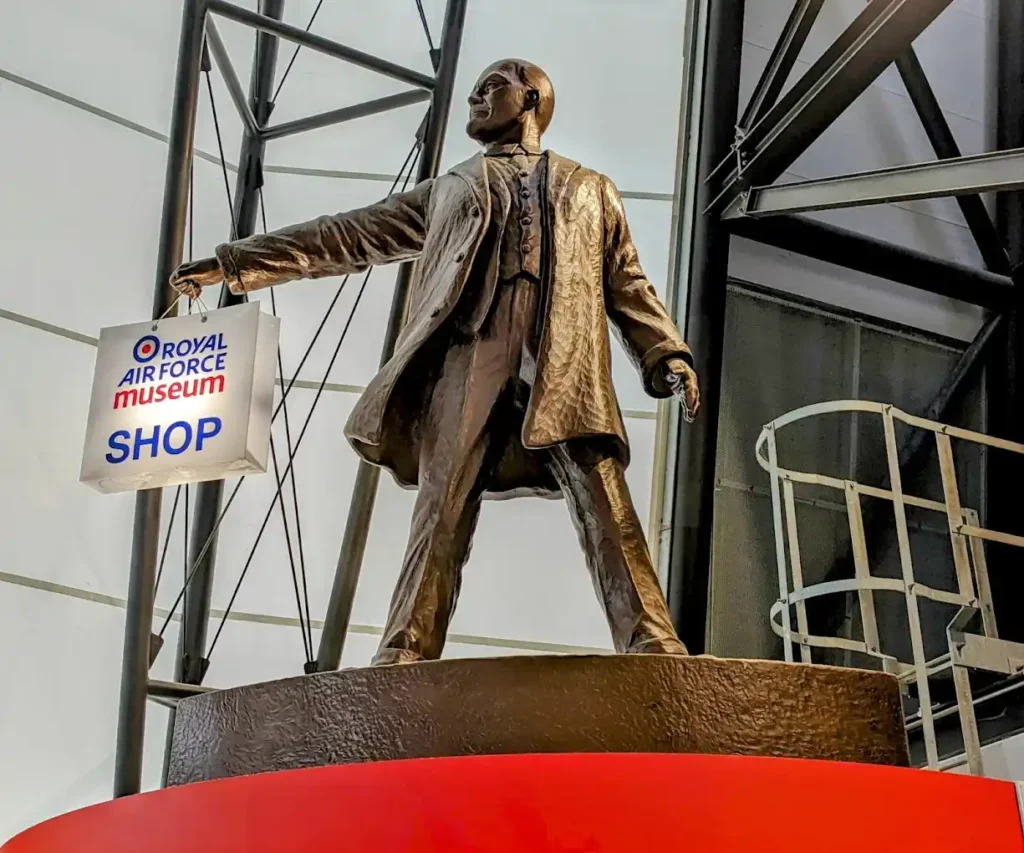 estatua de lenin sosteniendo una bolsa de souvenirs en inglaterra