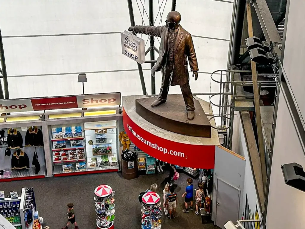 vista aerea de lenin sosteniendo la bolsa del gift shop en el museo de la raf