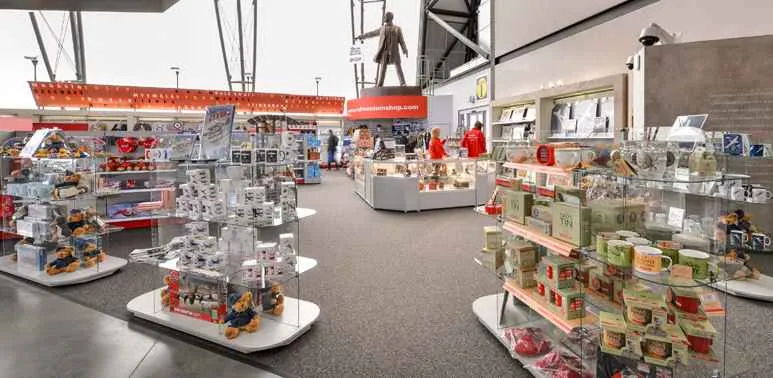 lenin sobre el mostrador del gift shop del museo raf