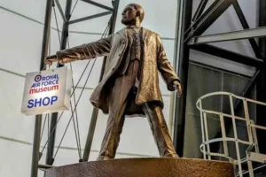 estatua de lenin en el royal air force museum shop