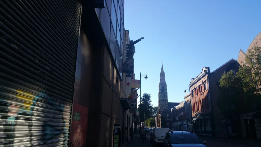 Estatua de Lenin con vista a la Iglesia de San Patricio en Donegall Street.