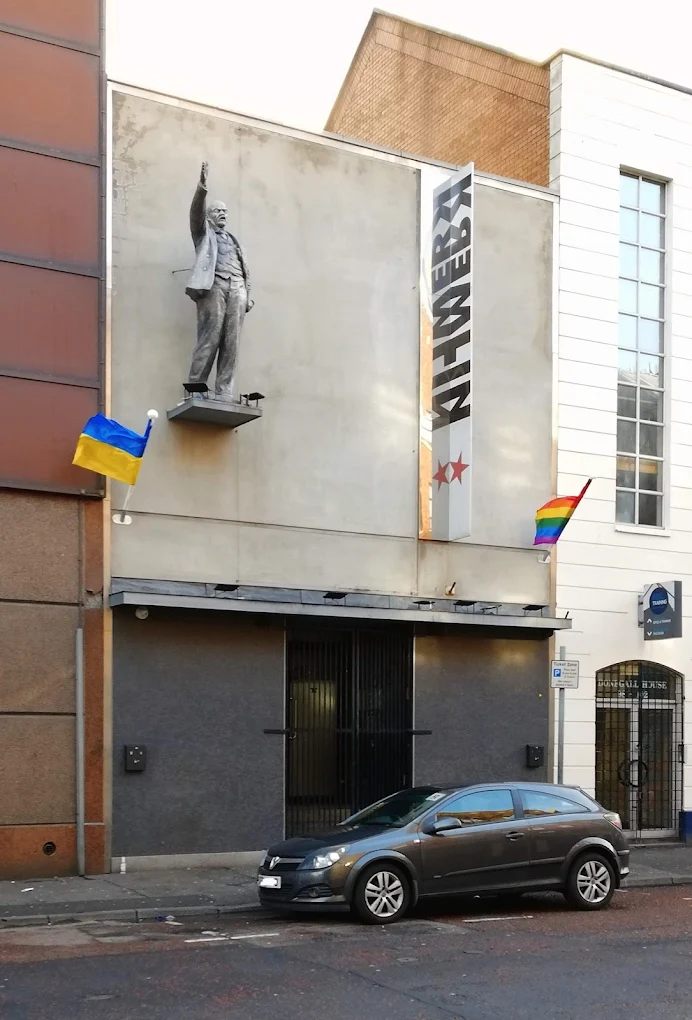 Club Gay "Kremlin" y Lenin con la bandera Ucraniana en 2022