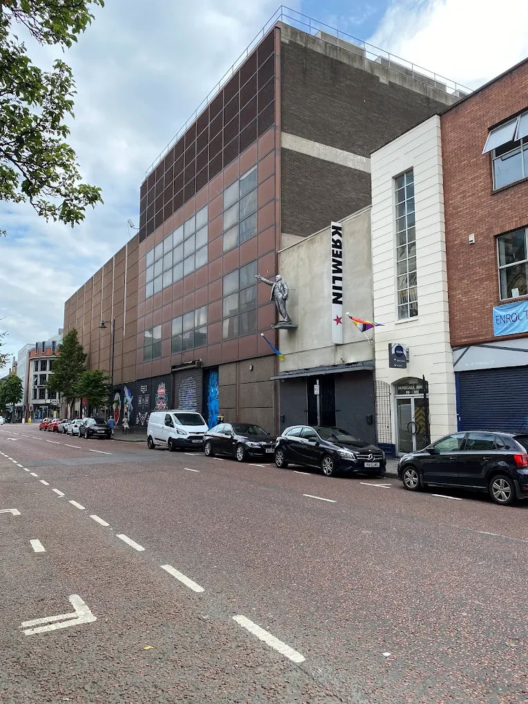 Vista de la Estatua de Lenin desde Donegall Street.