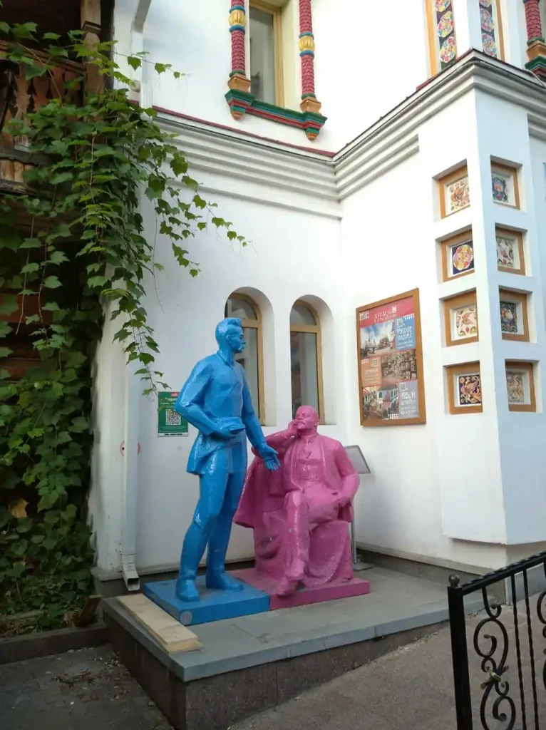 lenin y gorki conversando en una esquina