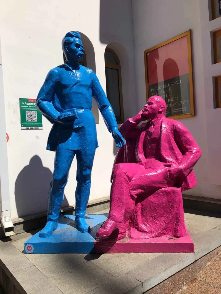 estatuas de lenin y gorki tomando el sol en izmailovo