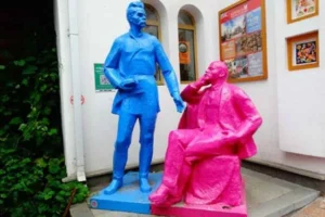 estatuas pintadas de Lenin en rosa y Gorki en azul, instaladas en el Kremlin de Izmailovo, vernissage