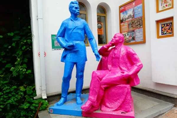 estatuas pintadas de Lenin en rosa y Gorki en azul, instaladas en el Kremlin de Izmailovo, vernissage