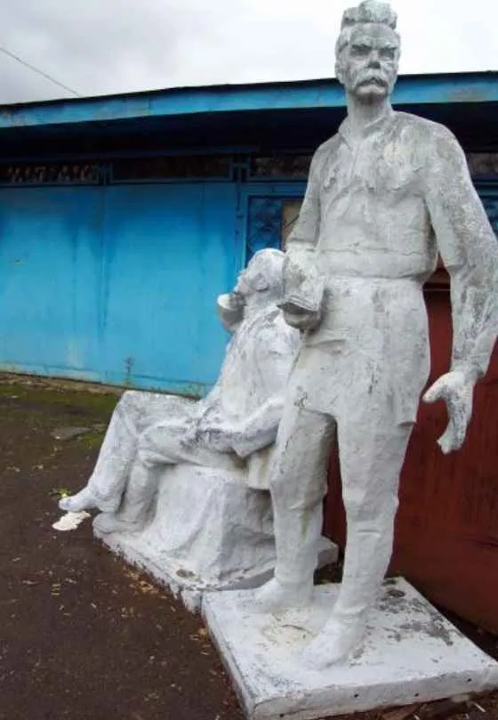 estatua blanca de maximo gorki