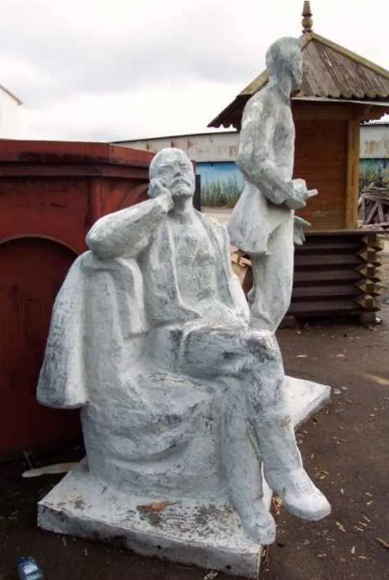 estatua blanca de lenin